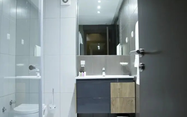 Bright Serviced Apartment With Breakfast bar