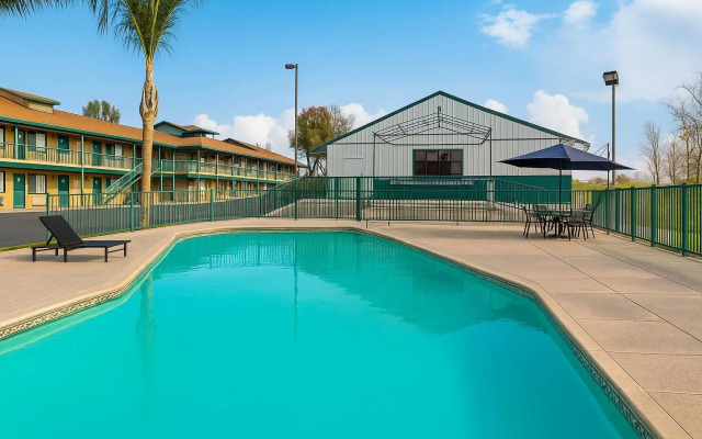 Travelodge by Wyndham Lemoore Near Naval Air Station