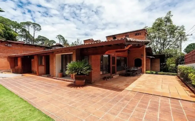 Incredible Property with Huge Garden and Pool!