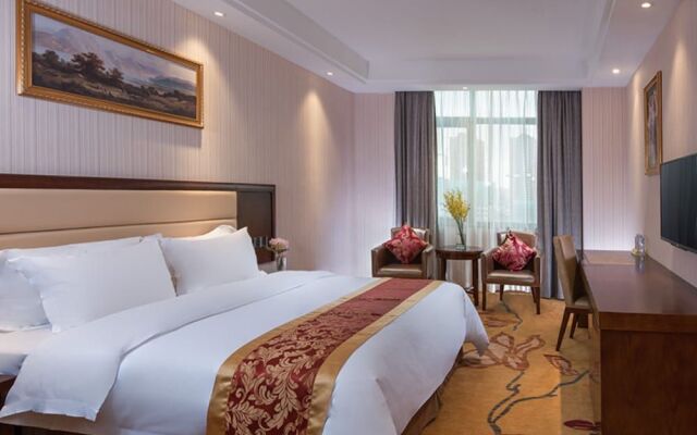 Vienna Hotel (Shenzhen Gongming Square Station)