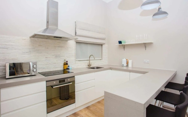 Modern & Spacious 1 Bedroom Apartment in London