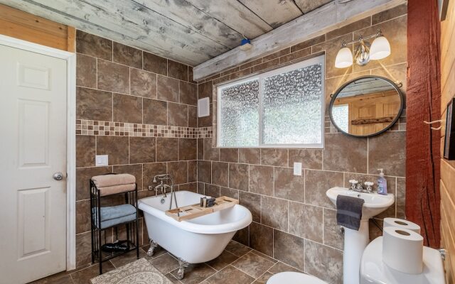 West Haus Escape 3 Bedroom Home by NW Comfy Cabins by RedAwning