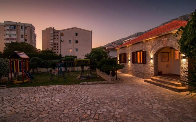 Beautiful Home in Dugi Rat With 3 Bedrooms, Wifi and Outdoor Swimming Pool
