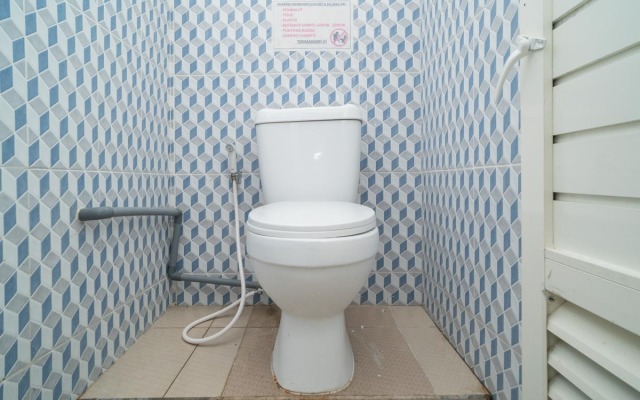 RedDoorz near RS Mitra Keluarga Waru