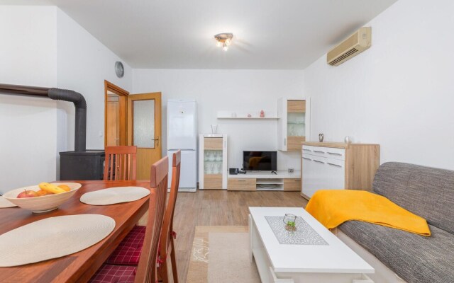 Amazing Apartment in Valbandon With Wifi and 2 Bedrooms