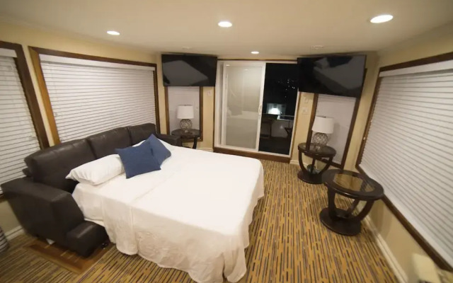 houseboat