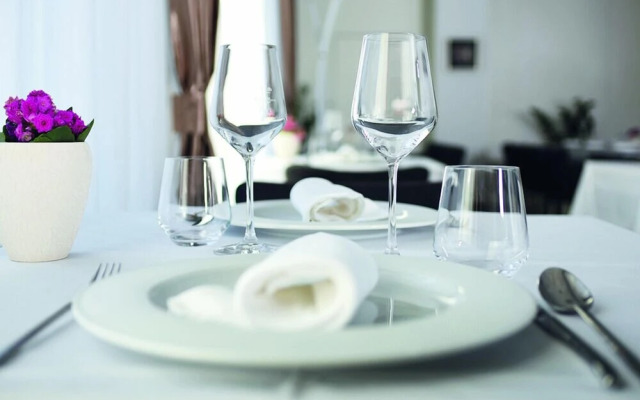 Santiny Hotel & Restaurant