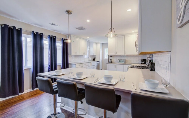 Charming Home Near Highlands Square Park