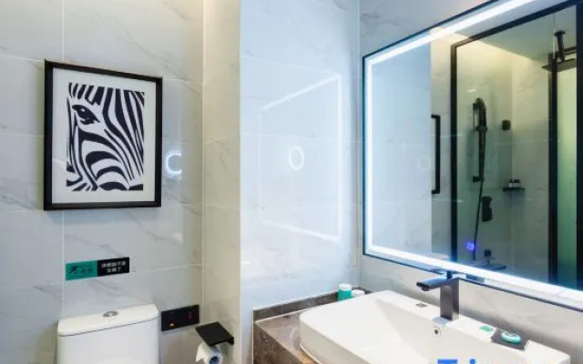 Xana Hotelle Hotel (Nanchang Liantang Xiaolan Industrial Park Lishan Metro Entrance Station) – Bathroom – Nanchang