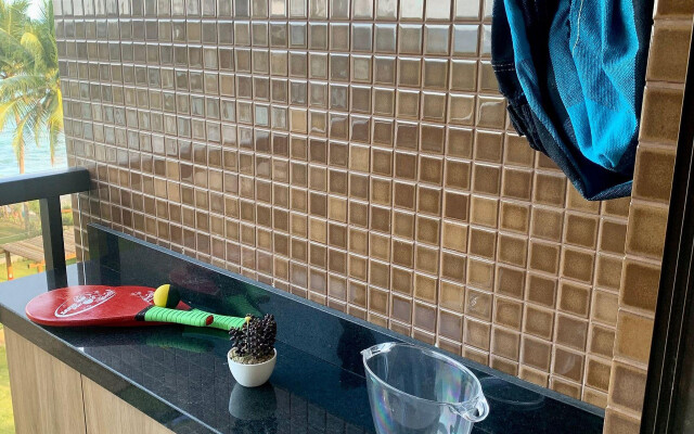 Apartamento alto padrão em condomínio pé na areia