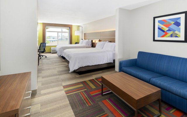 Holiday Inn Express & Suites Dinuba West, an IHG Hotel