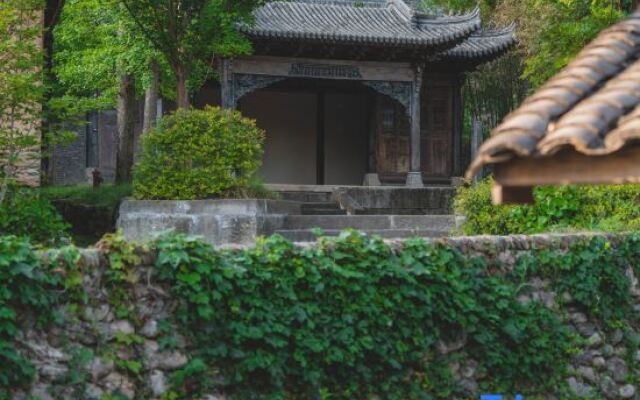 Qujia Courtyard Guesthouse