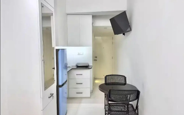 250 sqft 2 Studio Apt Pool and Sauna