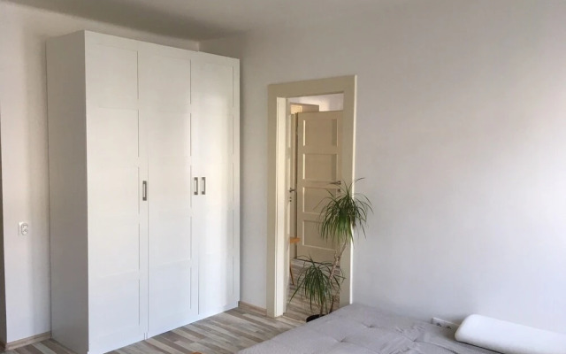 Cosy home - 4 stops to DT