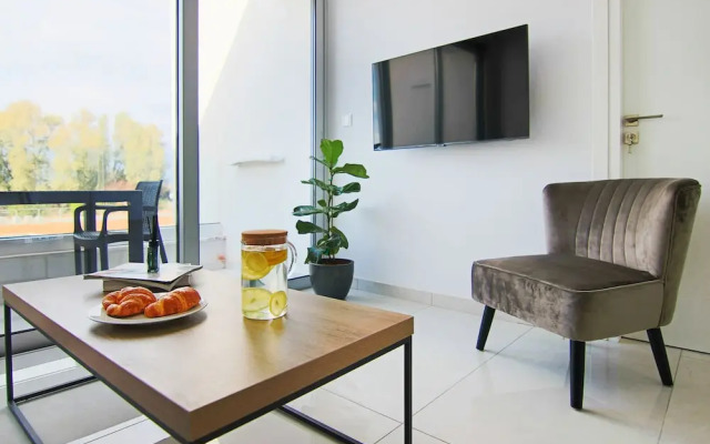 Phaedrus Living: Seaside Executive Flat Harbour 205