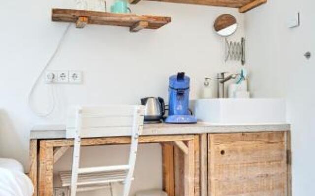 Private studio on houseboat in the centre!