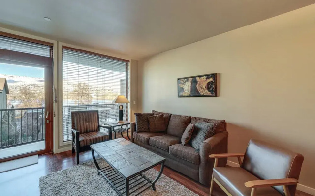 Resort Getaway on Lake Chelan: Pool + Beach Access