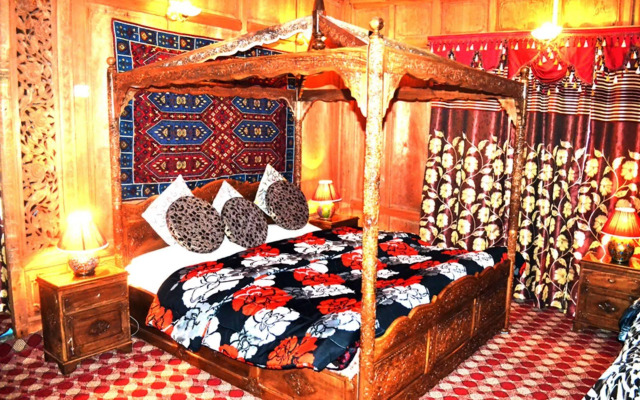 Swan Group Of Houseboats