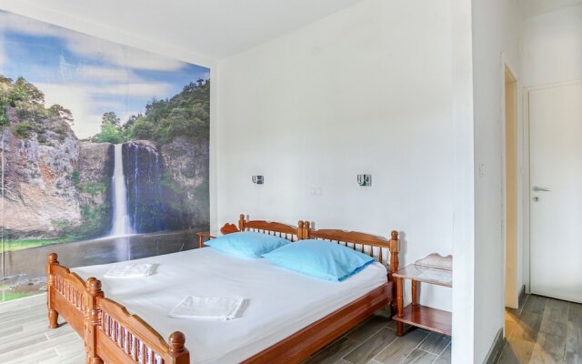 Simplistic Holiday Home in Sumartin near Sea Beach