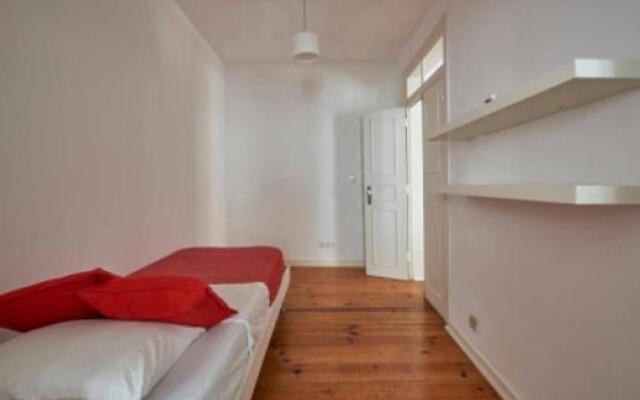 Stunning Apartment Near Chiado