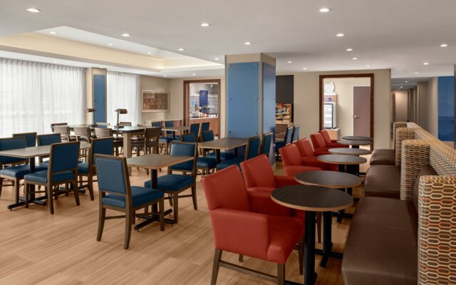 Holiday Inn Express & Suites Woodside LaGuardia Airport