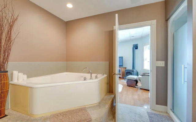 4 Mi to German Village: Studio w/ Hot Tub!