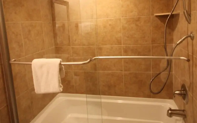 Four O'clock Lodge B05