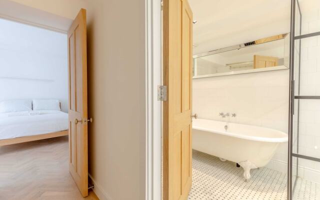 Sleek & Stylish 2BD Flat - Warren Street