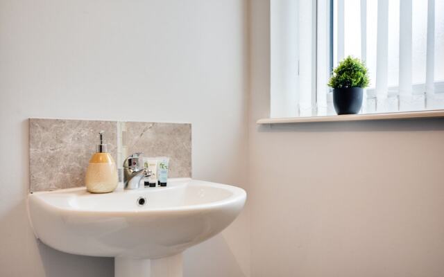 Cosy 2 Bedroom Apartment with Parking