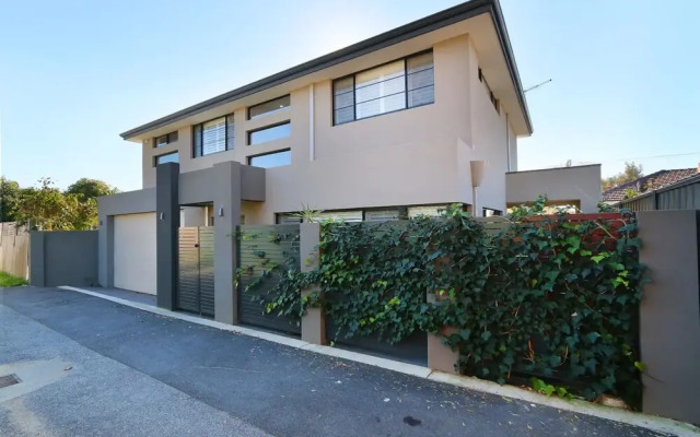 Luxury 4-bedroom House - Mount Lawley