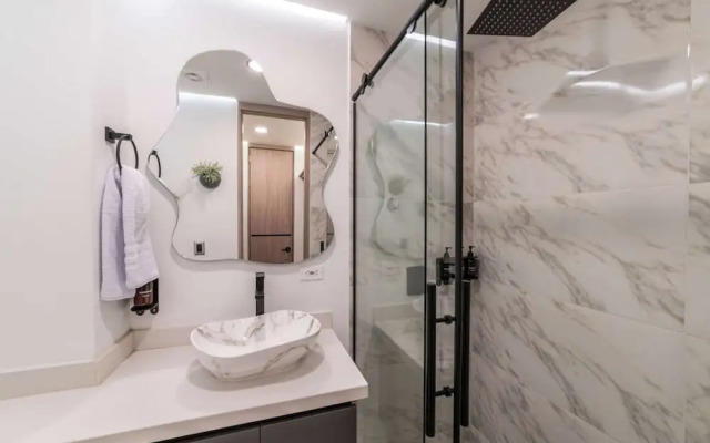 w Elegant 3BR w Outdoor Balcony
