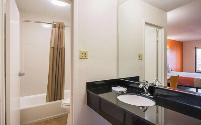 Motel 6 Savannah, GA - Midtown