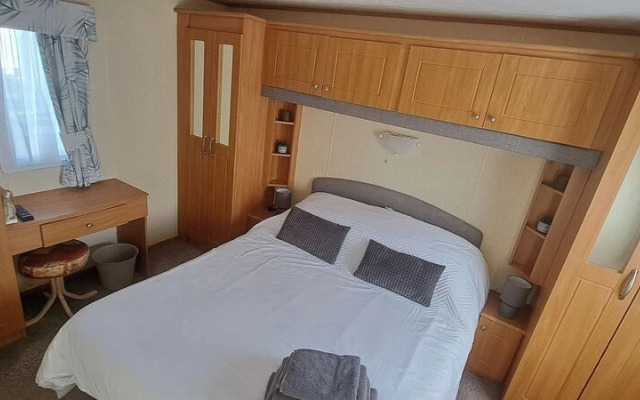 Seaside Caravan - Sleeps 6, Parking & Veranda
