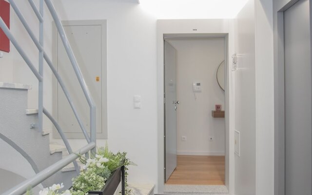 Liiiving - Luxury River View Apartment III