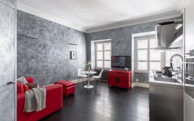 A Sparkle of Red in Trastevere