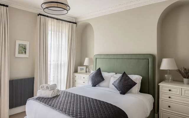 A Grand Four Bedroom Townhouse at Knightsbridge