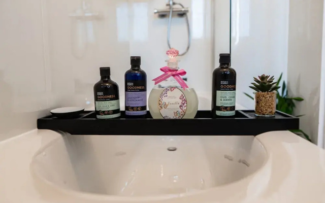 Manchester - 4 Beds - Sleeps 7 - Street Parking