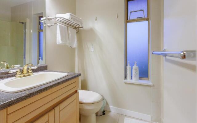 Convenient to Attractions & Close To Airport