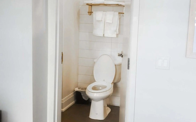 Colonial Hotel & Suites