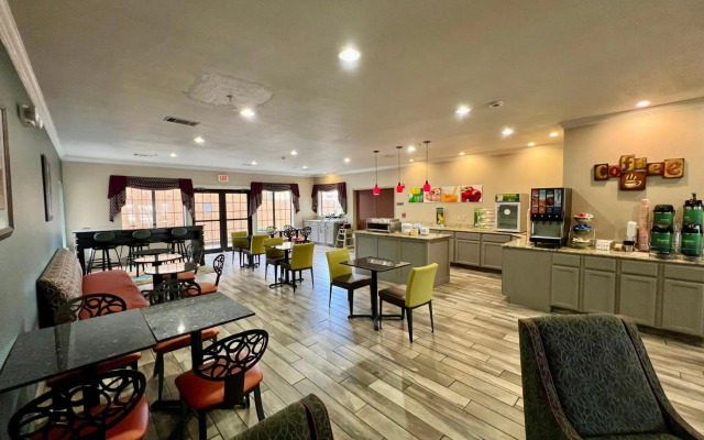 Quality Inn & Suites, Near University