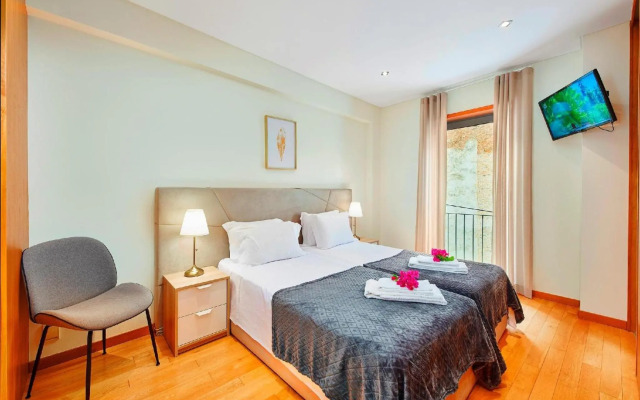 Beautiful Town Centre Apartment with Shared Pool