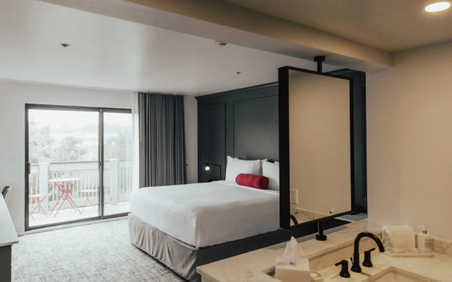 Vinland Hotel and Lounge