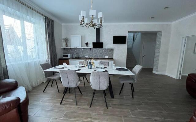 Lunniy House