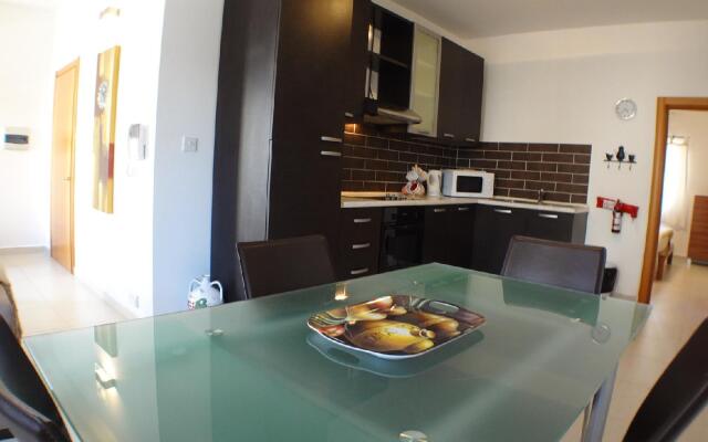 Eri Apartment E004