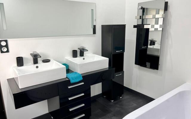 Holiday Home in Pouzols-Minervois with Private Outdoor Pool