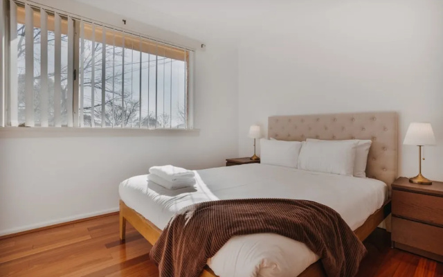 Restful Canberra Retreat in Spacious Terrace Home – Guest Rooms – Deakin
