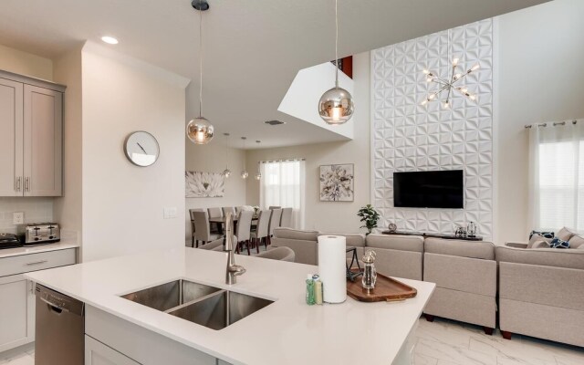 8923 CC - Fabulous 5BR Single Family: Sleeps 12 - Private Pool -