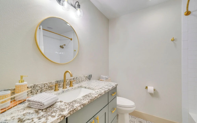 Lakefront Inverness Getaway w/ Kayaks & Bikes!