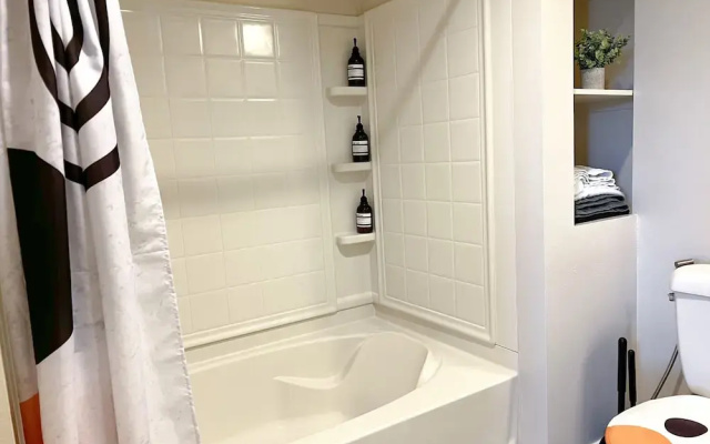 Elegant City Escape Gym Pool 10mins to Cedar