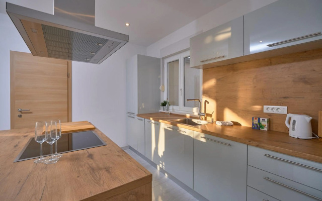 M Entire floor in a spacious house with pool